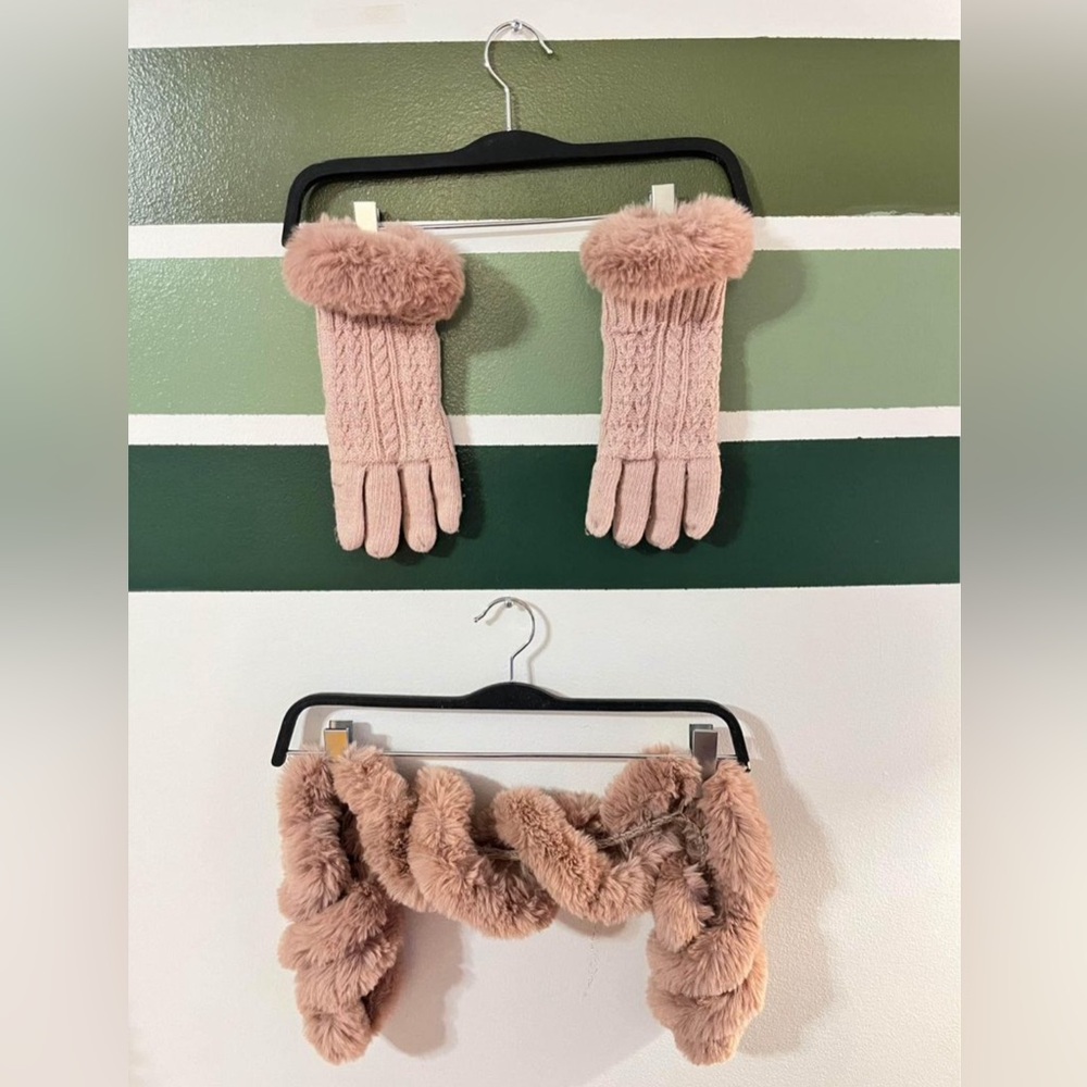 Mode J&J Inc. Pink Mitten & Scarf Bundle 🧣